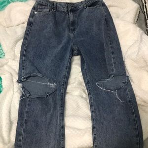 PrettyLittleThing Mid blue wash With slash at the knee.